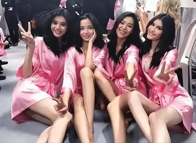 曾经排挤她的"塑料超模姐妹"如今怎么样了_秦舒培_何穗_奚梦瑶