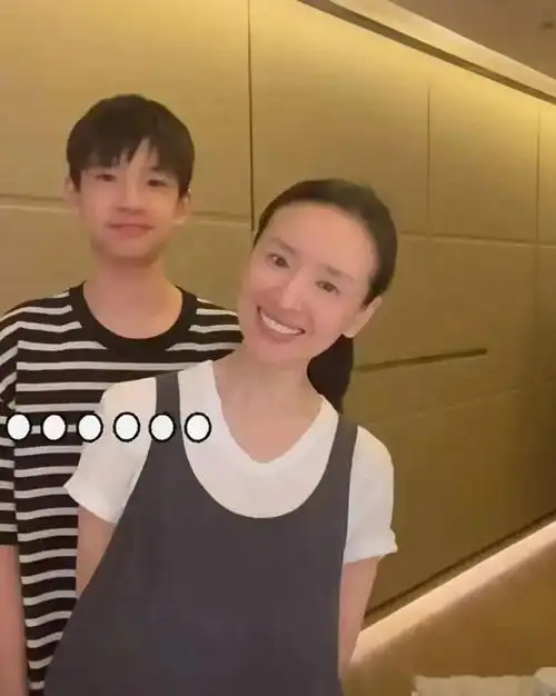 标题董洁被爆恋情后现身儿子直言不够优秀