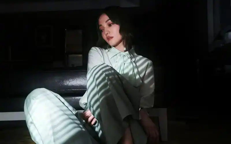 张韶涵清新时尚写真桌面壁纸-港台明星-手机壁纸下载-美桌网