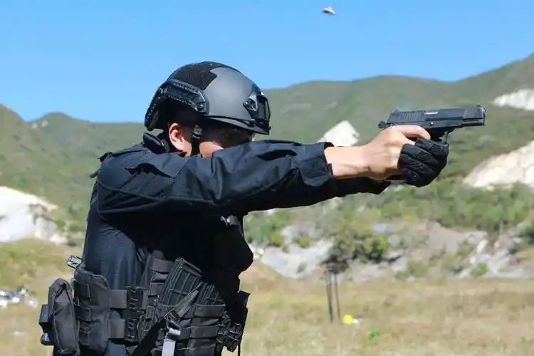 天津公安特警总队组织开展山地围捕战斗训练