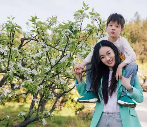 有种"整容式长大"叫嗯哼,单眼皮帅哥变双眼皮,霍思燕如愿了!