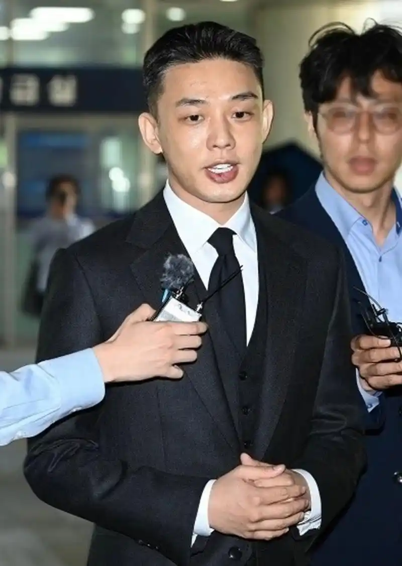 刘亚仁出席第五次公审辩论日,身着黑色西装三件套