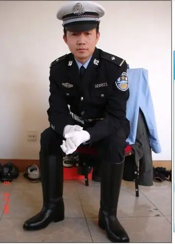 【转载】警察爱穿大马靴1