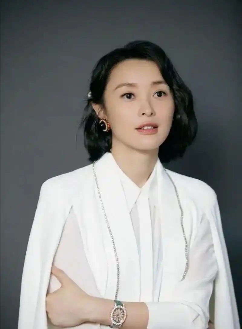 蒋勤勤和吴越年轻的时候倒有几分相似.