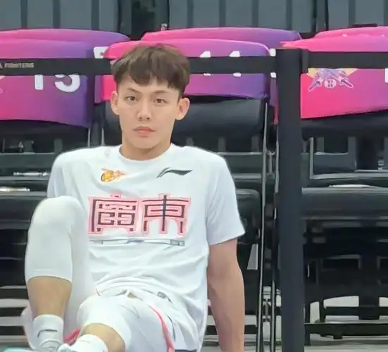 差点酿成70分惨案徐杰崴脚带伤喜获新称号三特点助广东夺冠