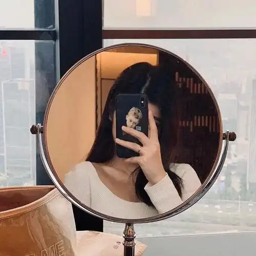 对镜自拍时,手机究竟应该怎么拿请看赵露思示范:小拇指抵住手机下沿