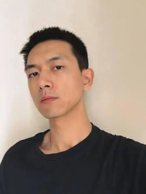 李现明明是素颜出镜,却一度让人以为他化了妆,实在帅的不像话