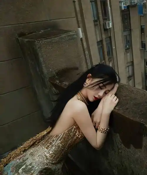 虞书欣的深v亮片裙看起来太惊艳了!