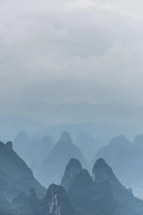 漠视人世的桂林山水,如此地凝聚了无尽的绝美