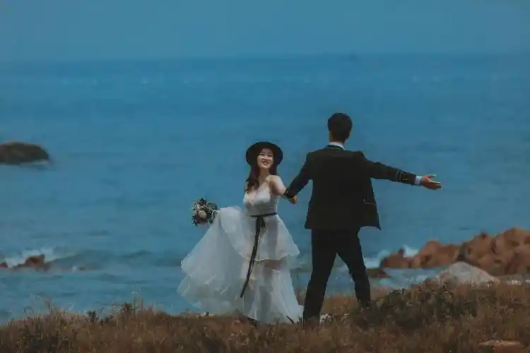 淄博青岛小众高级感胶片风海边婚纱照