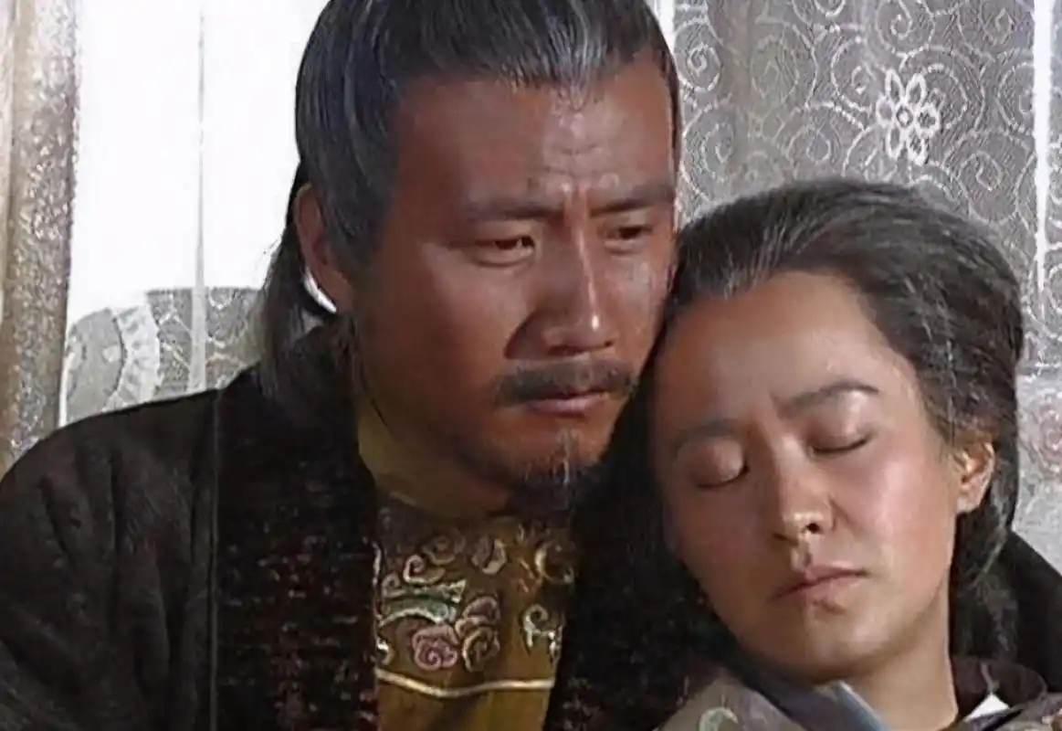 1382年,朱元璋送马皇后出殡,不想天降暴雨,雷电交加,出殡仪式眼看就要