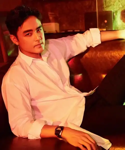 演员明道是台湾偶像剧演员,拍摄《青苹果乐园》后逐渐打开了知名度,在