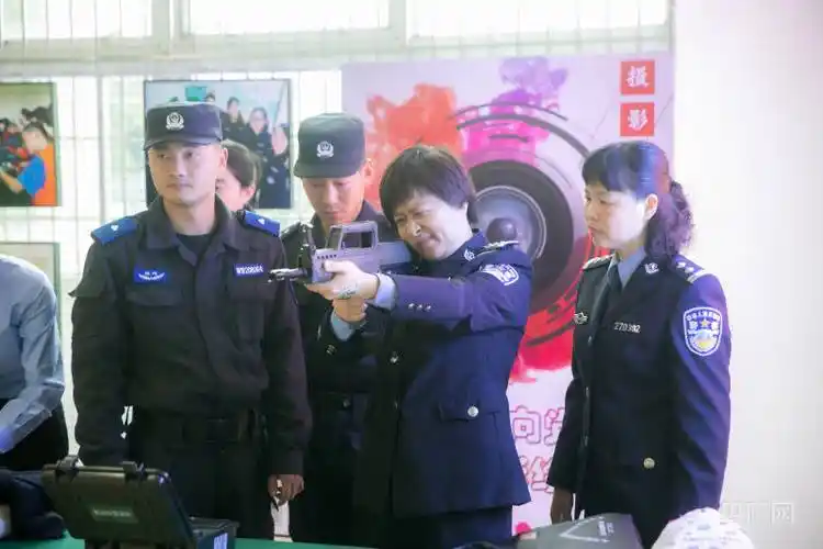 厦门市公安局组织开展庆祝"三八"妇女节主题系列活动_女警_警服_成长