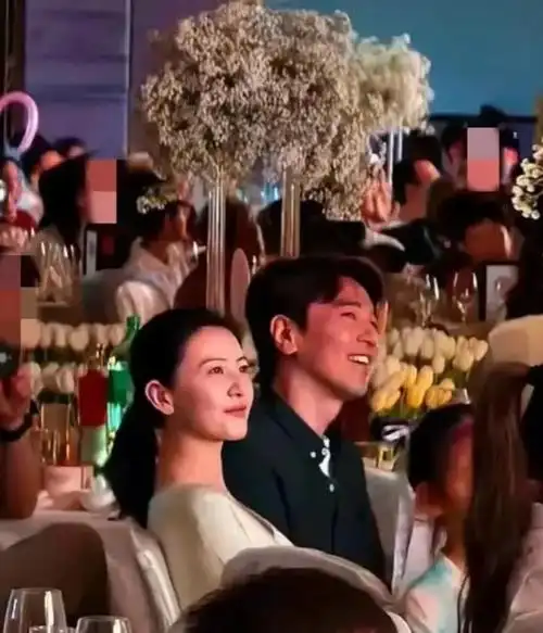 高圆圆和赵又廷参加好友婚礼,结婚10年二人相视而笑依然好甜蜜