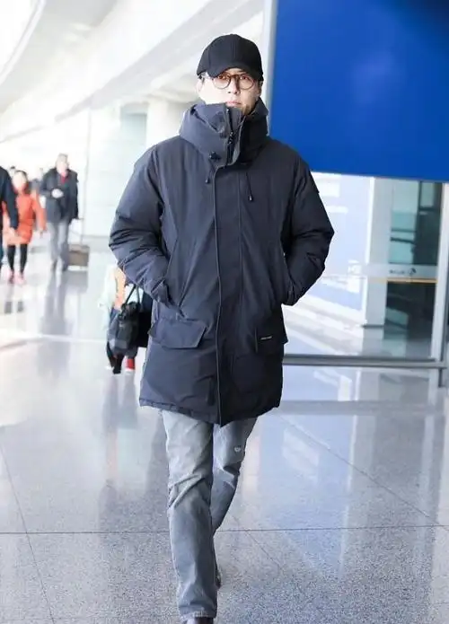 靳东开始放飞自己,穿黑衣戴眼镜显成熟稳重,大叔亲和力相当加分