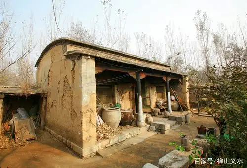 老房舍的院子,显然不是大户人家,只有三间房舍.