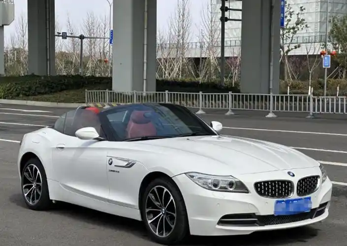 宝马z4新款敞篷白红 售价:14.68万