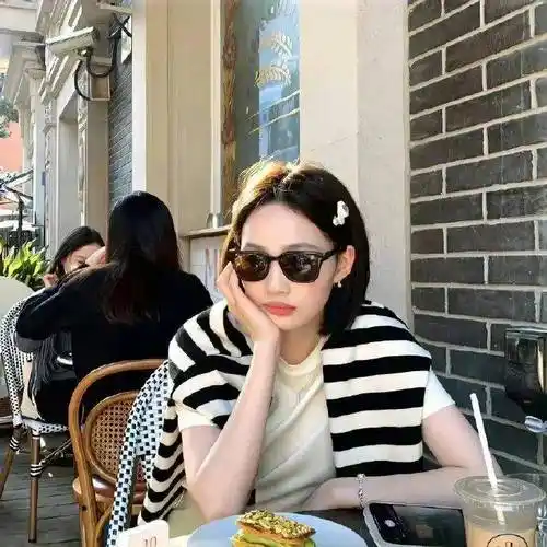 短发系可爱女生头像