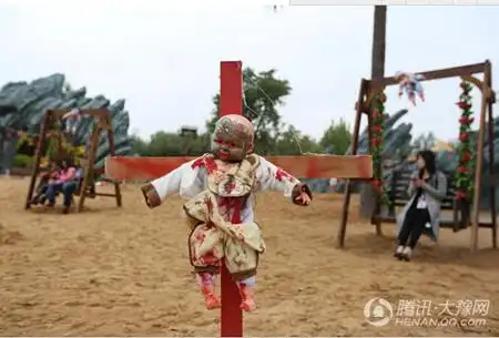 郑州方特现弃婴岛仿真婴儿被钉十字架图