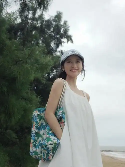 沈月海边照a感#沈月穿着元气白吊带在海边的那组照片简直美到让人