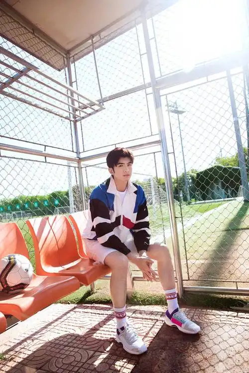 张云龙夏日写真曝光 清新养眼宛如运动少年