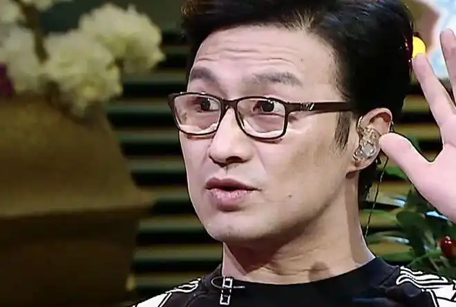 我们大家看到汪峰成名的时候,汪峰的眼睛上就带着一副老花镜了,这一副