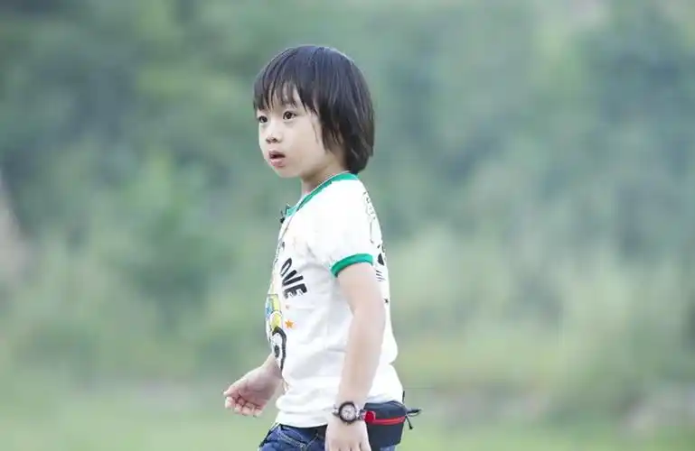 林志颖晒一家五口温馨照,大儿子kimi终于露面,模样更加帅气