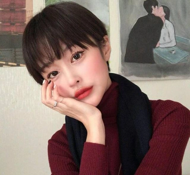 发量少的女生不要拉直发,优雅的短发发型,发量显多又时尚!