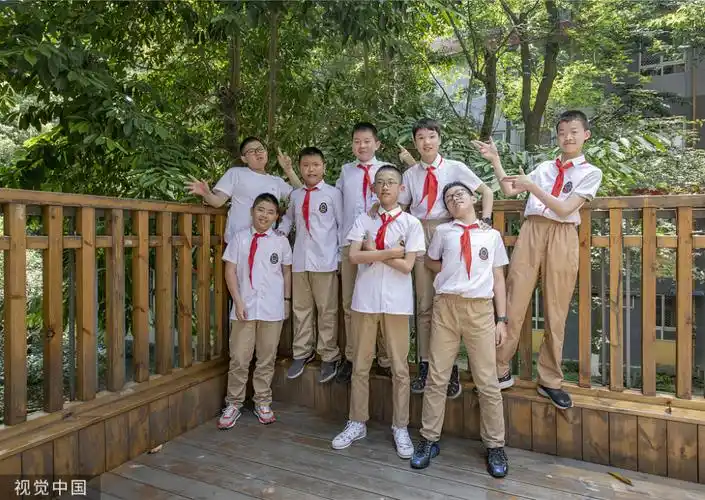 小学生拍摄创意毕业照定格多彩年少时光