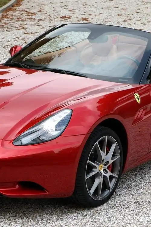 法拉利california超级跑车红色前视图 iphone 壁纸