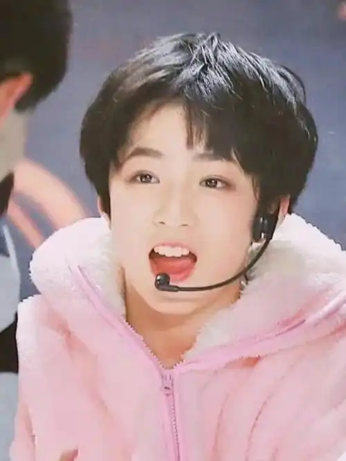 刘耀文现身海口录制《萌探探探案》,一身黑衣帅气十足