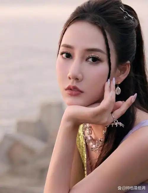 37岁弦子分享海边美照,舞姿柔美甜如初恋,纤细美腿超撩人