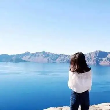 女生面向大海背影头像高清好看的海边头像女背影