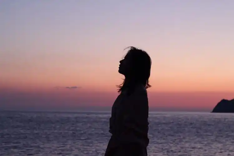 静静欣赏唯美动人让人沉醉的侧面美女