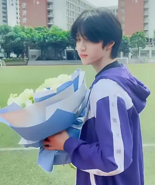 巴蜀中学晒刘耀文中考照,穿的裤子很眼熟,默认宋亚轩陪他考试