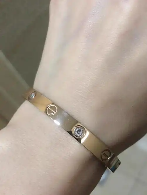 卡地亚love手镯,将爱锁于腕间