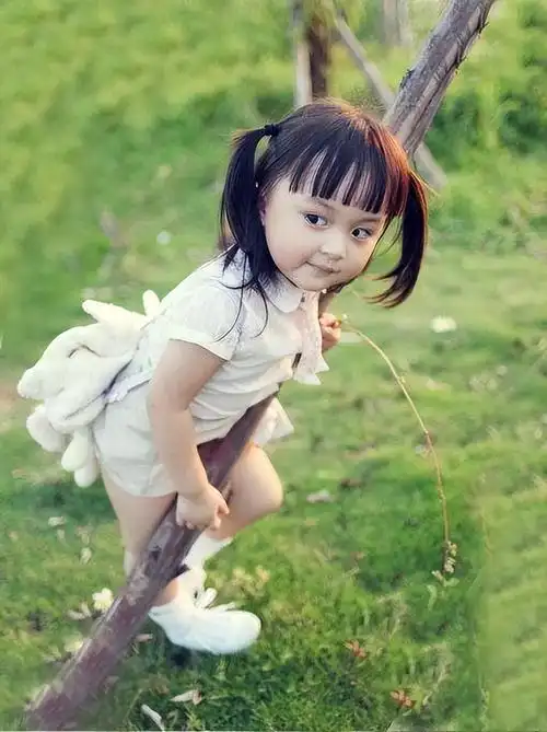 那时的泉州天气还很热,刘楚恬的妈妈在生完孩子时已经出了很多汗,像是