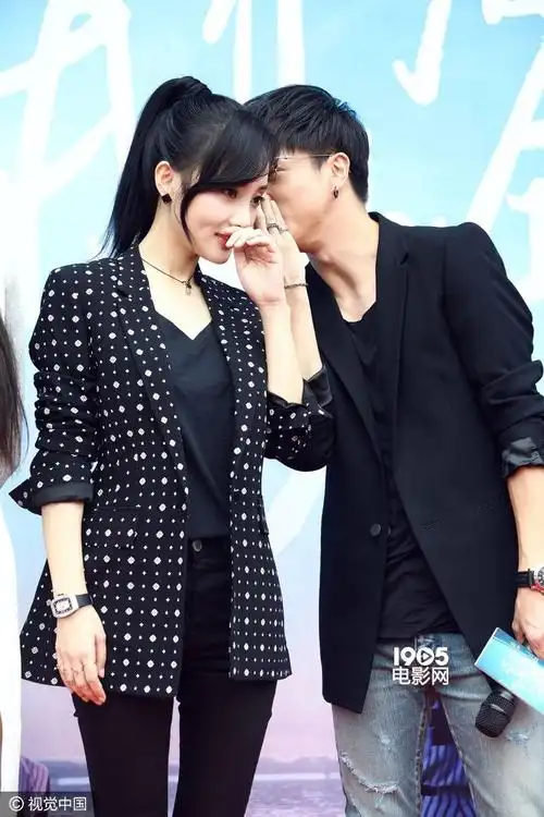 李小璐与薛之谦贴耳热聊 tfboys首合体演电视剧