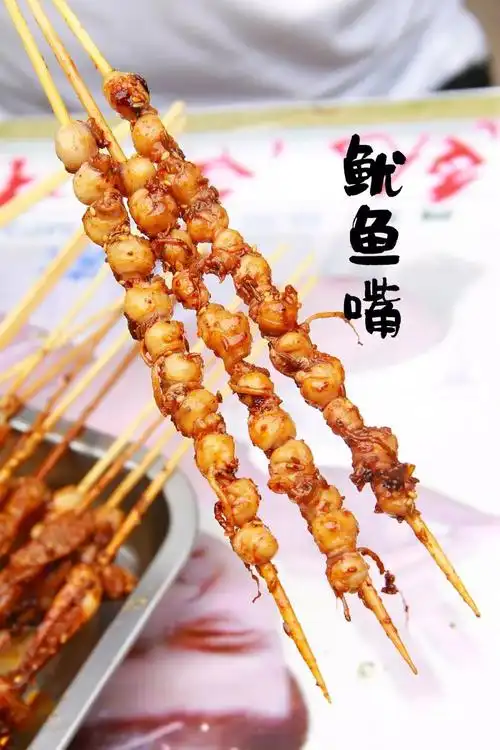 终于烤好上桌,肉丸要先吃为敬了~没想到在超高温铁板的炙烤下鱿鱼肉