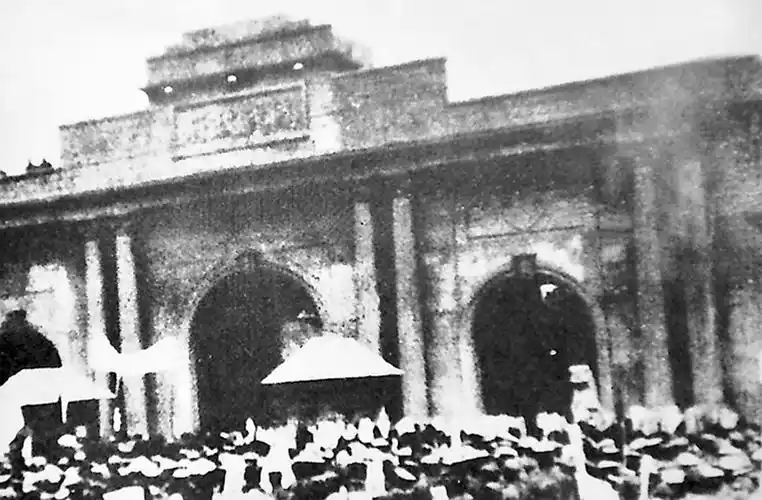1931年9月28日,南京,上海的学生在南京国民政府门前集会示威,要求