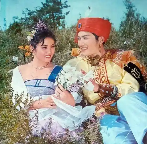 《孔雀公主》42年 演员今昔变化大 唐国强李秀明已老 多位老戏骨去世