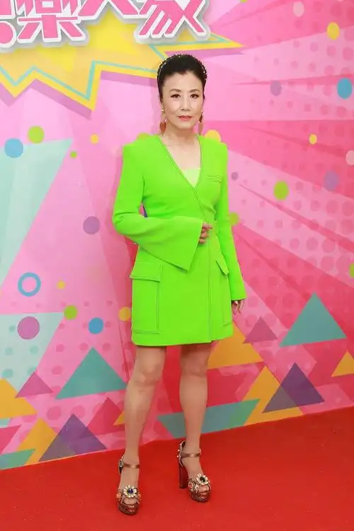 不服老72岁汪明荃穿荧光绿超短裙配恨天高诠释爱美是女人天性