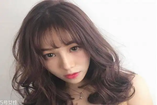 首页 美容 发型1,齐肩短发型 齐肩发型也比较适合厚头发的女生哦,发尾