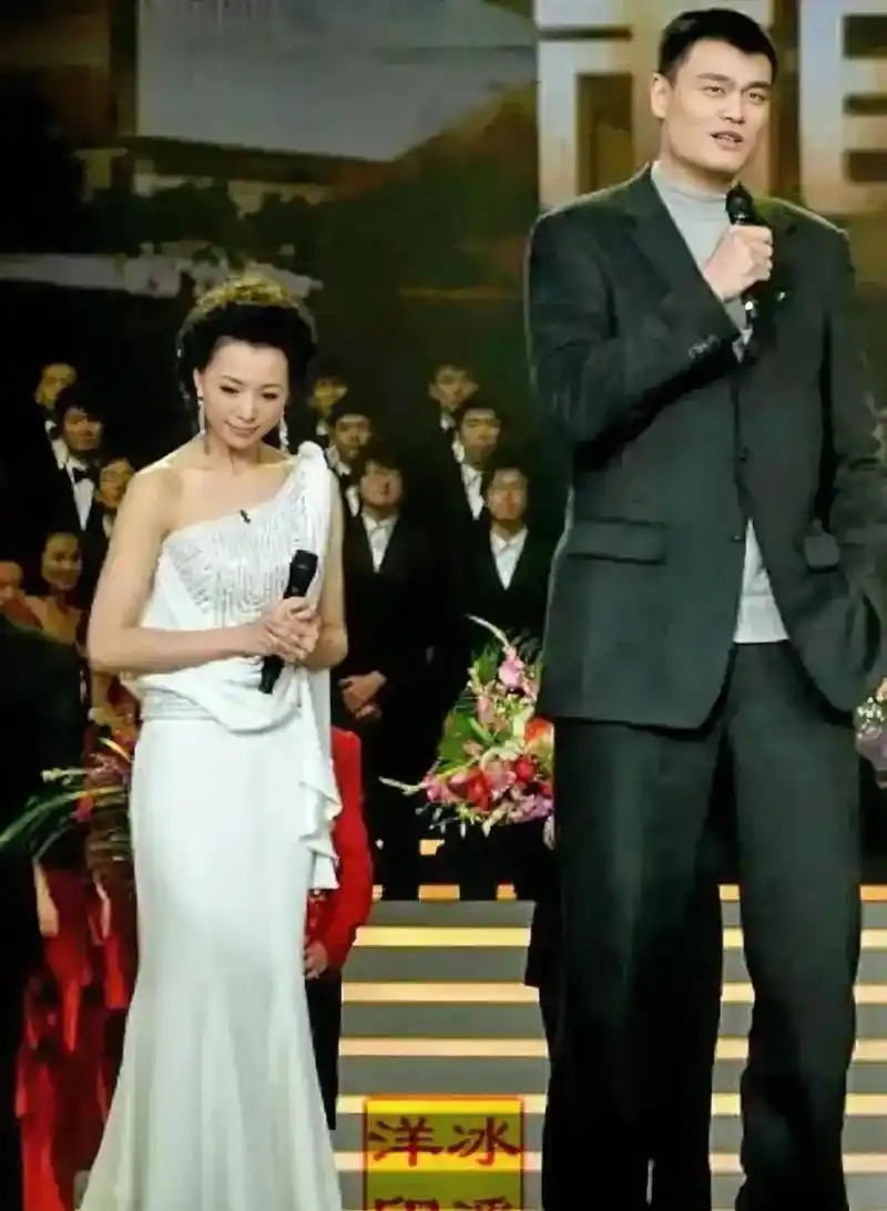 一比才知道,看他俩的身高差,本来董卿一点不矮,但站在姚明边上给显的