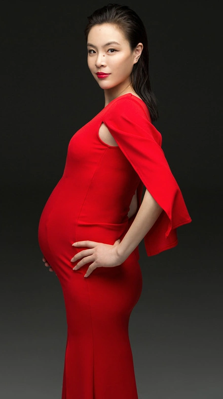 吴敏霞晒可爱涂鸦孕肚 与老公相拥拍全家福超温馨