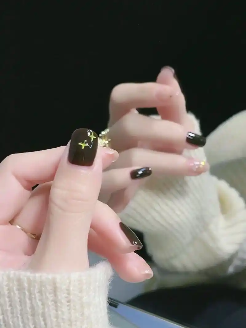 冷白系美甲30号色.简简单单两个配色,好看!#免烤指甲油 # - 抖音