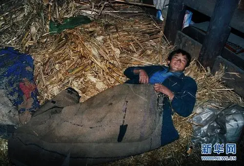 他们四个最小的四岁,最大的还不到十岁.