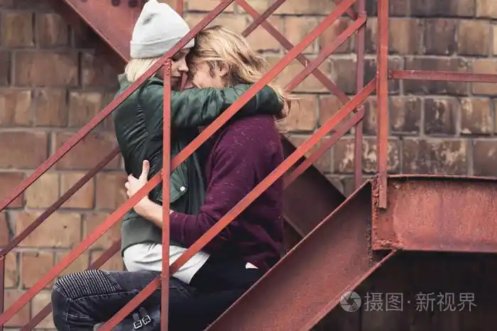 情侣坐在楼梯上和拥抱