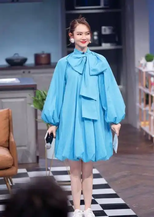 戚薇带火了一种"奶皂鞋",看着挺丑,却能穿出女生羡慕的奶棒腿_鞋子