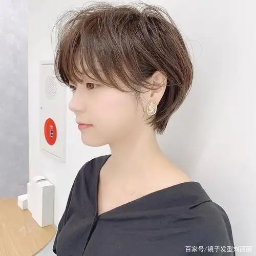 这才叫短发,瘦脸立体显年轻,越来越多女士这样剪